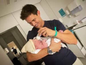 Edu Aguirre Instagram - Qué felicidad❤️
Bienvenido hijo mío. 
Gracias @julia_mmsalmean por tanto. 
La familia sigue creciendo.