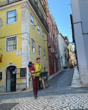 Edu Soto Instagram - Lisboa para comenzar el año con colores y en familia. 
Al otro lado de la cámara @cristina_pascual_godoy y nuestra Norita!!