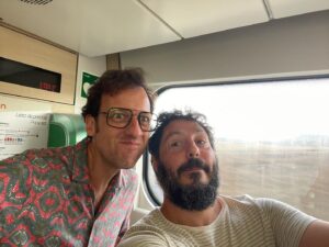 Edu Soto Instagram - Ayer conocí a @el_kanka en el tren y a toda su banda (todos un 10), comimos todos juntos en Pamplona, primer bolo de mi monólogo de una gira que ha comenzado en el Teatro Gayarre hasta la bandera y con un público generosísimo que me hace pensar que el show está en su mejor forma. Ayer fue un gran día y vuelvo a casa feliz y con ganas de familia!! 
Ea!!