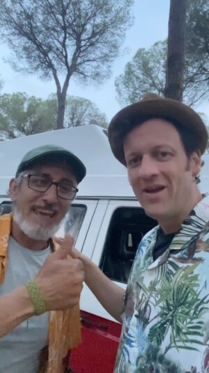Edu Soto Instagram - Esta es nuestra nueva casa, Bernadette!! 🚐 A ver qué tal se nos da la convivencia… 🫣 ¿Quién se viene con nosotros? Este jueves a las 22:50h en @cuatrotv comienza la aventura! #DosDeLosNuestros