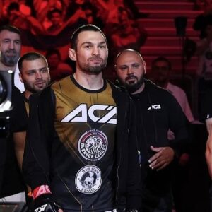 Eduard Vartanyan Instagram - Когда с тобой надежные и верные люди, не важно кто против тебя.
Ты либо побеждаешь, либо проигрываешь, но твои люди остаются с тобой👊
