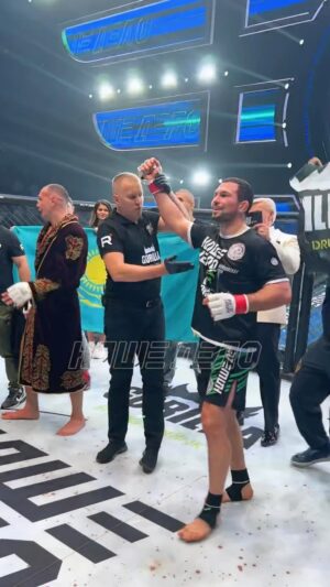 Eduard Vartanyan Instagram - Боец команды @GorillaFighting Эдуард Вартанян побеждает Дамира Исмагулова в ярком поединке💥👊🏽

@GorillaEnergy.rus – энергетический партнер лиги «Наше дело»