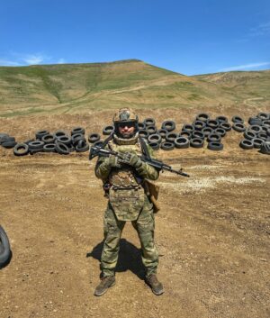Eduard Vartanyan Instagram - «Лучше быть воином в саду, чем садовником на войне.»

Цитата подчеркивает важность того, чтобы быть подготовленным. Это говорит о том, что гораздо выгоднее приобретать физическую и умственную подготовленность в периоды спокойствия и непринужденности. Поступая таким образом, человек потенциально может эффективно защитить себя во время насильственных и убийственных столкновений в будущем. 

Հայրենիքն ապրում է հայրենասիրությամբ, մահանում է նրա բացակայության պատճառով: