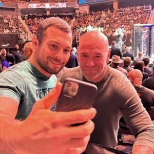 Eduard Vartanyan Instagram - ⚡️Эдуард Вартанян уже в Америке и ведет переговоры с UFC! Встреча с Даной Уайтом проходит на турнире, где успешно выступил Арман Царукян!

#Единоборства #Вартанян #Спорт #Россия #Армения