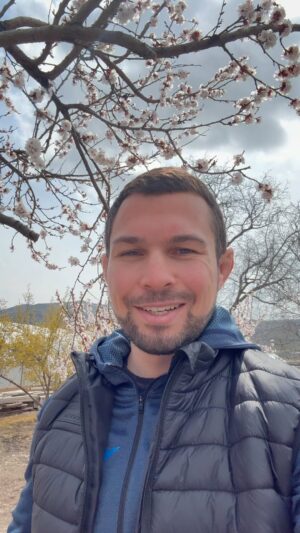 Eduard Vartanyan Instagram - Друзья, всех приветствую! 

Кто ещё не знает, сообщаю, что с 18 по 21 апреля буду в Армении. Мы собрали отличный авторский экстрим тур, куда я хочу пойти с маленькой группой!

Будет сплав, квадрики, оффроуд, полигоны, страйкбол, много красоты, немного древности и, конечно же, вкусная армянская еда👌

Друзья, места сильно ограничены и время тоже. Мне сказали, что места ещё есть, так что успейте купить тур и жду вас 18-ого числа в Ереване. Место и время встречи напишем попозже 😉

P.S. Вся подробная информация в шапке профиля🙌