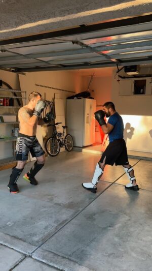 Eduard Vartanyan Instagram - В США день благодарения, зал не работает. Пришлось отблагодарить друг друга в гараже😁😎