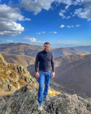 Eduard Vartanyan Instagram - Желаю всем найти место, где вы будете чувствовать энергию и внутреннее тепло. 
Для меня это Армения, несмотря на все недостатки, земля на которой чувствуешь внутреннюю гармонию, больше, чем где -либо. 

Երազում եմ այն երկիրը հեռավոր,
Ուր մարմինը, սեգ մարմինը ու հոգին`
Աննյութացա՜ծ ու նյութացա՜ծ, լուսավոր`
Ողջակիզվեն Արևի՜ մեջ, քույր իմ, կին:
Ու միանա՜ն սեգ մարմի՜նը ու հոգի՜ն...
Ու չլինի՜, ու չլինի՜ դու ու ես:

P.S. Спасибо, Арутюну @arutyun___akopian за то, что показал такие красивые места и знакомишь с Арменией многих туристов✊️