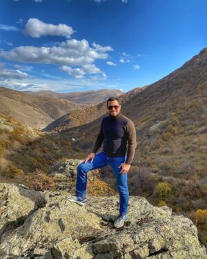 Eduard Vartanyan Instagram - Желаю всем найти место, где вы будете чувствовать энергию и внутреннее тепло. 
Для меня это Армения, несмотря на все недостатки, земля на которой чувствуешь внутреннюю гармонию, больше, чем где -либо. 

Երազում եմ այն երկիրը հեռավոր,
Ուր մարմինը, սեգ մարմինը ու հոգին`
Աննյութացա՜ծ ու նյութացա՜ծ, լուսավոր`
Ողջակիզվեն Արևի՜ մեջ, քույր իմ, կին:
Ու միանա՜ն սեգ մարմի՜նը ու հոգի՜ն...
Ու չլինի՜, ու չլինի՜ դու ու ես:

P.S. Спасибо, Арутюну @arutyun___akopian за то, что показал такие красивые места и знакомишь с Арменией многих туристов✊️