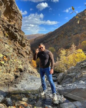 Eduard Vartanyan Instagram - Желаю всем найти место, где вы будете чувствовать энергию и внутреннее тепло. 
Для меня это Армения, несмотря на все недостатки, земля на которой чувствуешь внутреннюю гармонию, больше, чем где -либо. 

Երազում եմ այն երկիրը հեռավոր,
Ուր մարմինը, սեգ մարմինը ու հոգին`
Աննյութացա՜ծ ու նյութացա՜ծ, լուսավոր`
Ողջակիզվեն Արևի՜ մեջ, քույր իմ, կին:
Ու միանա՜ն սեգ մարմի՜նը ու հոգի՜ն...
Ու չլինի՜, ու չլինի՜ դու ու ես:

P.S. Спасибо, Арутюну @arutyun___akopian за то, что показал такие красивые места и знакомишь с Арменией многих туристов✊️