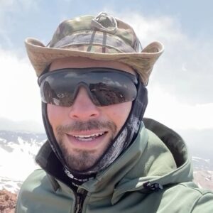 Eduard Vartanyan Instagram - Горы обладают особой энергетикой. Они абсолютно безмолвны и монументальны, не прощают ошибок, но при этом дают прикоснуться, хотя бы зрительно, к красоте своего величия. 
Гора Арагац, северный пик 4090 метров, самая высокая гора в Армении. 
Очень тяжелое восхождение, постоянное желание все бросить и вернуться обратно. Поэтому непередаваемые эмоции, когда все таки оказался на вершине😎