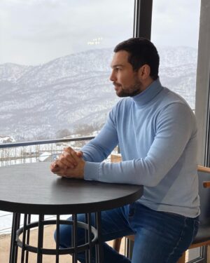 Eduard Vartanyan Instagram - «Надо воспитать себя, а точнее, перевоспитать, дабы несчастья, горе, усталость и беды не обращались в подавленность, беспомощность, растерянность, страх, а, наоборот, разбивались об энергию сопротивления. Надо, чтобы единственным ответом на подобные чувства и события было поведение, организованное на преодоление печальных и трудных обстоятельств. ⠀
Нет безысходности — выход всегда существует!» ⠀
 Юрий Власов⠀
⠀
🔸Надо воспитывать себя или жизнь научит?)