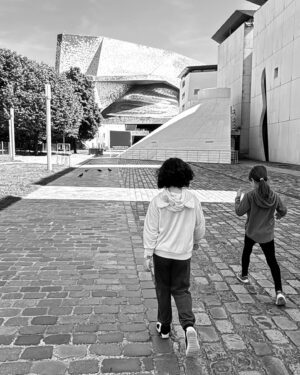 Eduardo Fuentes Instagram - Acá revisando los recuerdos del viaje. Viajar abre mundos, no importa donde, lo importante es abrirse a la experiencia de descubrir nuevos lugares, experiencias, sonidos.
