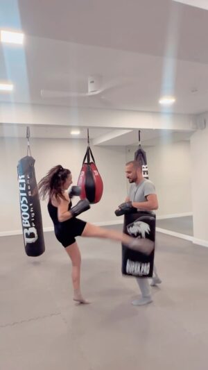 Eduardo Madeira Instagram - Sempre que há porrada e confusão no trânsito é ela que vai lá resolver. Eu fico no carro. @knockoutproject @diogovazrocha