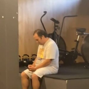 Eduardo Madeira Instagram - Não me podem acusar de não ir ao ginásio. Lentamente os resultados vão aparecer. @knockoutproject @anarrebentinha