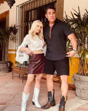 Eduardo Santamarina Instagram - En estos calores.... que prefieren,falda o shorts 🤠😅