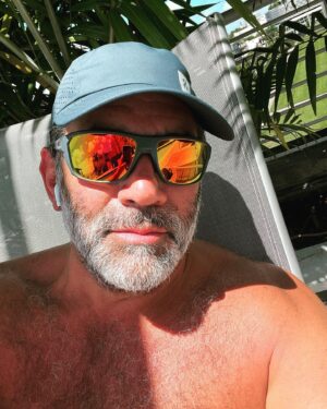 Eduardo Santamarina Instagram - Tomando poco de sol,musiquita 80’s…. Que massss🤪💯❤️