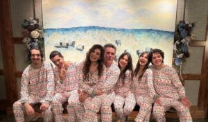 Eduardo Santamarina Instagram - Agradecido y Orgulloso me siento de la Familia que Dios me regaló…. Les Amo tanto, Feliz Navidad a toda mi gente que de forma directa o indirecta está conmigo,,,,, gracias hoy y siempre❤️✨💯🙌🕺🏼💃🏻🤪