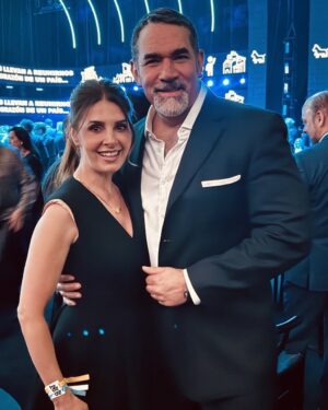 Eduardo Santamarina Instagram - Gran orgullo Amor Mío,nos dedicamos a lo mismo y seguiremos en lo mismo… La Actuación… bendito oficio,cosechando sueños y hacer soñar al público,yeaaaaaaaaaa👏💯💃🏻🕺🏼🙌🎭❤️