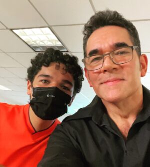Eduardo Santamarina Instagram - Les presento a mi Coach,inseparable e incondicional siempre a mi lado hijo mío, cuánto te Amo, grax por compartir los momentos de mi trabajo…. Cuestión de tiempo será a la inversa👏💯🙌❤️🎥