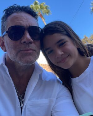 Eduardo Santamarina Instagram - Palmeras,lentes y una niña que me roba los suspiros🤪💯❤️🕺🏻💃🏻😇