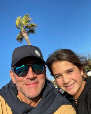 Eduardo Santamarina Instagram - Palmeras,lentes y una niña que me roba los suspiros🤪💯❤️🕺🏻💃🏻😇