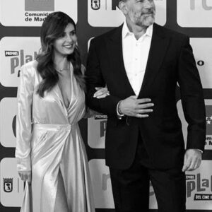 Eduardo Santamarina Instagram - Así,del brazo,sintiéndote….
Tú y tus huesos cambian mi mundo…..💯❤️