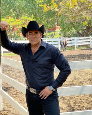 Eduardo Santamarina Instagram - Por ti suspiro,por ti me muero,por ti en la escuela me saco un 0……….🤪🤠😬