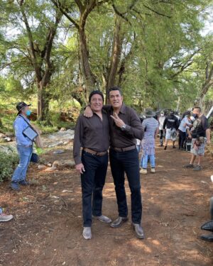 Eduardo Santamarina Instagram - Les presento a mi querido “Tarzan” doble (stunt)de profesión,realiza todas las escenas de peligro o trucos tanto en cine como en TV,admiro tu trayectoria,te la rifas muyyyy cabronnn👏💯ya más de 25 años juntos,sin Uds nuestro trabajo no sería el mismo,grax y fuerte Abrazo🙌👊🤩