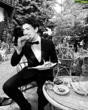 Eduardo Scarpetta Instagram - L’inizio de @labiennale, prosciutto crudo

ph. @vaneboz 
@chiffoto 
@carolina_scarpetta 
@la_sara_kane 
@volver.actor 
@othersrl
@zegnaofficial