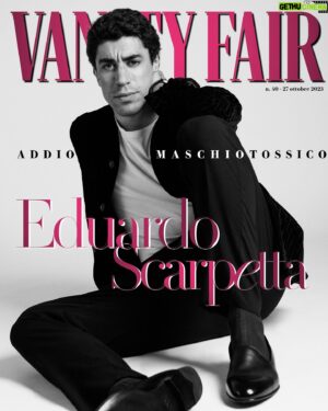 Eduardo Scarpetta Instagram - È tra i protagonisti della serie tv più attesa dell'anno: il kolossal I Leoni di Sicilia. Il suo personaggio è Ignazio Florio, figlio di un uomo-simbolo della mascolinità tossica. «Oggi ci siamo evoluti. In termini di libertà, di comportamenti, di rapporto uomo-donna. Alcuni discorsi di Giovanna d'Ondes oggi sarebbero giustamente irripetibili. A un certo punto, ricordo il libro, lei dice “gli uomini fanno quello che vogliono, ma poi tornano sempre a casa. E tu, che sei la donna, devi esserci e non puoi comportarti come loro”. Chiaramente questa visione oggi non esiste più». 

Eduardo Scarpetta (@eduardo_scarpetta) è il protagonista della cover digitale di questa settimana

🔗L’intervista di @stefisalta al link in bio

Foto di @robertakrasnig @studiorepossi
Total look @giorgioarmani
Scarpe @zegnaofficial 
Styling Other Agency 

#VFdigitalcover