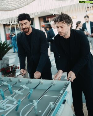 Eduardo Scarpetta Instagram - grazie grazie grazie @giorgioarmani 

@riccivej 
@hotelcaladivolpe 
@othersrl 
@vaneboz 
@la_sara_kane 
@_sydneysibilia_ 
@barbara_ronchi_ 
@gretascarano 
@lorena.marinoni 
@giannichiffi 
@aletedeschi80 
e il piccolo Giovanni

foto di @lucaspossiede