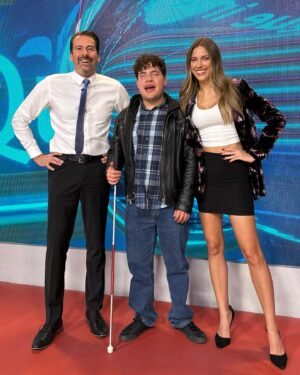 Eduardo Videgaray Instagram - Qué diversión anoche en @queimportatv con este individuo, el gran @alexisojitosdehuevo !! @jrsestaca @sofiariveratorres @gabi_graf #ojitosdehuevo