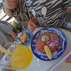 Edward Blom Instagram - En härlig lunch med syster och svåger på underbara Två små svin.