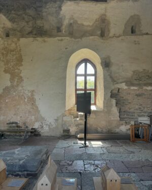Edward Blom Instagram - Min favoritplats på Öland är Källa ödekyrka (Källa gamla kyrka), en stor medeltida stenkyrka och ett gammalt pilgrimsmål knutet till S:t Olof som ännu vibrerar av helighet. Sorgligt nog är själva kyrkan inte längre öppen för allmänheten utom vid konserter och evenemang - och det är i stillhet man verkligen vill besöka den. Detta borde verkligen åtgärdas - men även att gå runt på kyrkogården och kika in genom fönstren är en mycket fin upplevelse. #källa #öland