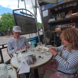 Edward Blom Instagram - En härlig lunch med syster och svåger på underbara Två små svin.