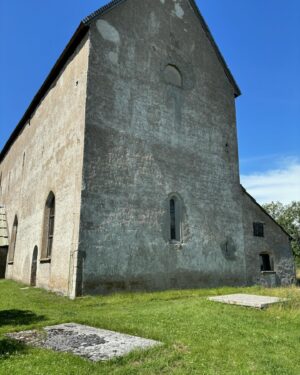 Edward Blom Instagram - Min favoritplats på Öland är Källa ödekyrka (Källa gamla kyrka), en stor medeltida stenkyrka och ett gammalt pilgrimsmål knutet till S:t Olof som ännu vibrerar av helighet. Sorgligt nog är själva kyrkan inte längre öppen för allmänheten utom vid konserter och evenemang - och det är i stillhet man verkligen vill besöka den. Detta borde verkligen åtgärdas - men även att gå runt på kyrkogården och kika in genom fönstren är en mycket fin upplevelse. #källa #öland