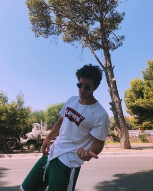 Efekan Can Instagram - Yollarda bulurum seni..🎸 👅