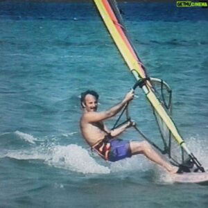 Ege Aydan Instagram - Ah ah fıtıklar olmasa yine üstünde olurdum board un, yine ufka değer gelirdim, motorsuz, zararsız, insan zekası ve yeteneklerinin rüzgarla buluşması yıllarca beni benden aldı, yunuslarla kaplumbağalarla arkadaşlık yaptım.❤️