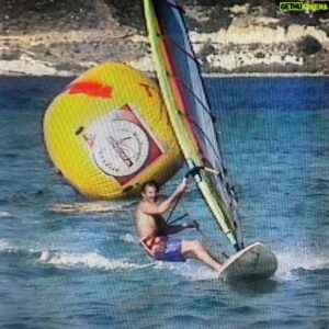 Ege Aydan Instagram - Ah ah fıtıklar olmasa yine üstünde olurdum board un, yine ufka değer gelirdim, motorsuz, zararsız, insan zekası ve yeteneklerinin rüzgarla buluşması yıllarca beni benden aldı, yunuslarla kaplumbağalarla arkadaşlık yaptım.❤️