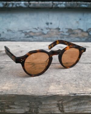 Egghead Chao Instagram - 我最喜歡的台灣眼鏡品牌 @sybaris.sunglasses 
完全符合亞洲人的臉型輪廓，再也沒有只能欣賞外國人戴的問題了。
鏡框跟鏡片到選色的質感之好，難得一見把各方面都顧到的，
出門除了保護你的靈魂之窗外，造型上也是給你顧條條。
📸 @chloexshia 
#eggheadchao #sunglasses #sybarissunglasses