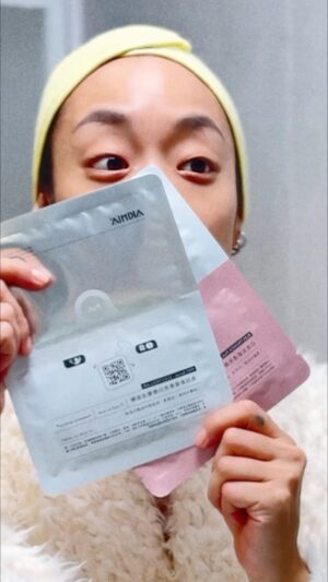 Egghead Chao Instagram - 不管去到哪，在每個敷臉的時刻，都要有AKIMIA那不同功能可以對應肌膚各種狀況的面膜在身邊。
讓你 忠貞不渝 誓死效忠 的那種。

AKIMIA 1 1＝♾️ 
無！極！限！寵愛每個獨特的你 
手刀把握 一年一度官網年度最低價！
讓AKIMIA對你無極限寵愛！

@akimia_official 
@lowen_studio 

#AKIMIA #AKIMIA微電保養美得更久 #面膜 #微電流面膜