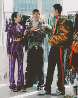 Egghead Chao Instagram - ✨rabanne H&M 耀眼登場🕺🏽
復刻品牌閃耀經典元素，將未來主義設計與創新工藝融為一體，將「派對服裝」推向新維度。
從女裝到男裝到配件，每樣都是經典，做工版型令人驚艷，搶得到的話，必需要擁有，搶到一樣就好！
(念念不忘那條金屬領巾⋯⋯

本系列將於11月9日在H&M松高店，以及HM.COM線上商店限量發售。
@hm @rabanne 
#rabanne #hm 

Stylist- @dannyshih 
Photographer- @hughvchen 
Makeup- @hikari.chang 
Hair- @jun_zhang_hair 
Much LOVE @lowen_studio