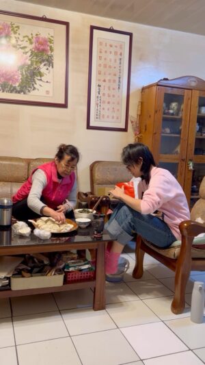 Egghead Chao Instagram - 每年就包那麼一次茴香餃子。

奶奶最喜歡味道夠重的茴香餃子，從自己桿皮兒到拌餡兒，從小跟著奶奶吃也就愛上那一味兒。
好喜歡跟母親一起包水餃閒話家常，每一次從包完煮熟到品嚐的這個過程，都是在回憶那些逐漸消逝的人事物、時代。
我一定會把餃子好好包下去的，每包一次都是解鄉愁(？?)的一種方式。
(老兵感偏重..)
#eggheadchao #餃子