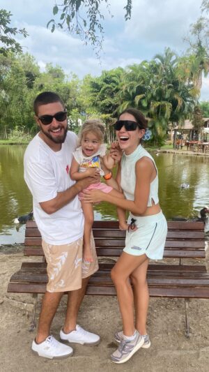 Eike Duarte Instagram - Procurando o que fazer com as crianças nesse calor do rio? Corre para a @fazendinhario que além de muitas brincadeiras e interação com os animais, tem um espaço com muito chafariz para as crianças se refrescarem 💜