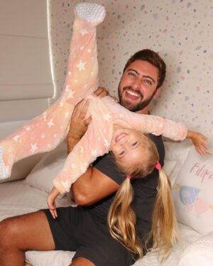 Eike Duarte Instagram - TREND ALERT PARA A HORA DE DORMIR!! 🎈💤 

A Tip Top lançou um esse pijama incrível para o outono inverno, além de ser confortável e felpudo, ele BRILHA NO ESCURO! Por aqui a Pipinha não quer tirar mais... 

Com certeza, a hora de dormir ficou mais divertida aqui em casa 🫶

Nas lojas você encontra opção para meninas e meninos, na cor rosa e no cinza. Tem para todo mundo, disponível nos tamanhos de 0 a 10 anos! 

Além de divertido, ele é superfofo! Corre para uma loja mais próxima da @tiptopbr