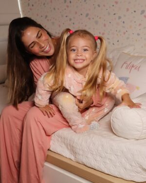 Eike Duarte Instagram - TREND ALERT PARA A HORA DE DORMIR!! 🎈💤 

A Tip Top lançou um esse pijama incrível para o outono inverno, além de ser confortável e felpudo, ele BRILHA NO ESCURO! Por aqui a Pipinha não quer tirar mais... 

Com certeza, a hora de dormir ficou mais divertida aqui em casa 🫶

Nas lojas você encontra opção para meninas e meninos, na cor rosa e no cinza. Tem para todo mundo, disponível nos tamanhos de 0 a 10 anos! 

Além de divertido, ele é superfofo! Corre para uma loja mais próxima da @tiptopbr