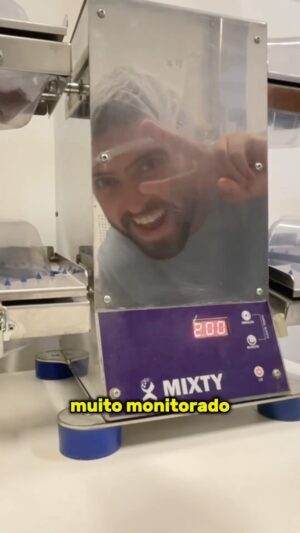 Eike Duarte Instagram - Fui na @pharmapele.riobarra ver como é o processo de manipulação e que incrível de ver como o processo é todo monitorado e controlado! 

Farmácia de manipulação boa é assim, que a gente pode confiar 🤍✨

Obrigado pelo convite, Pharmapele