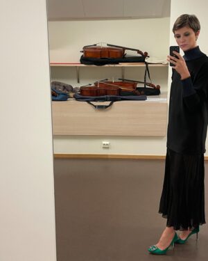 Eili Harboe Instagram - Tusen takk for oppdraget! Gratulerer med 60-årsjubileum @stavangerkulturskole 🎉 

Sminke: @stylingbynina_ 
Hår: @kristin_apres