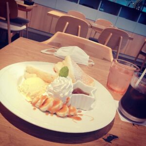 Eimi Naruse Instagram - お仕事合間にHAPPYパパンケーキ(*´∀`*)/！🥞💛✨
はちみつinすりゃレコーディング時に喉が潤うのさぁ.
相方は自分のマスクですsad...(*＾ω＾)
#workingholidayconnection cafe
#原宿 #表参道
シュワシュワで最高大好きなのよさexcellent‼️🌟🍽💖✨