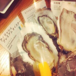 Eimi Naruse Instagram - 自分への最高のご褒美で贅沢過ぎるYO〜！！！✨成瀬による成瀬の為だけのオイスターfestival(ノ∀`*)💓✨アイリッシュでプレミアムだすっ🌟
#oyster #生牡蠣 #festival #やたらキラキラしている。